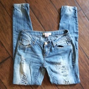 No Boundaries Distressed Jeans